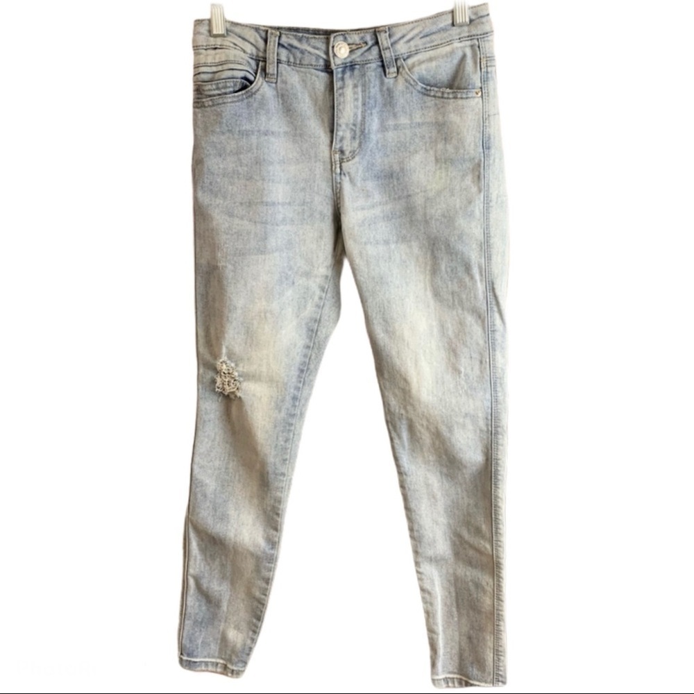 🔥Eighty Two Distressed Light Wash  Jeans 01